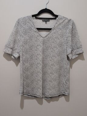 Adrianna Papell Women’s Black & White Printed V-Neck Top